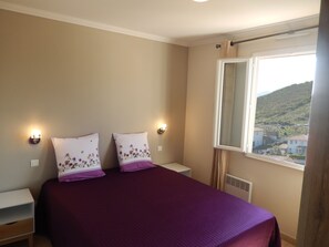 3 chambres, bureau, fer et planche à repasser, accès au Wi-Fi (inclus)