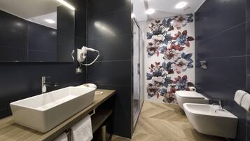 Junior Double or Twin Room | Bathroom | Free toiletries, hair dryer, bathrobes