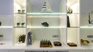 Un aparador bien organizado con estantes que contienen plantas, un juego de ajedrez y adornos.
