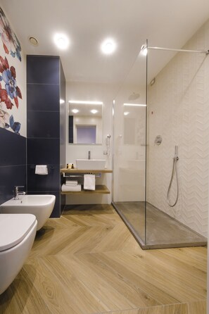 Habitación superior, 1 habitación, no fumadores | Baño | Artículos de higiene personal gratuitos, secador de pelo y albornoces