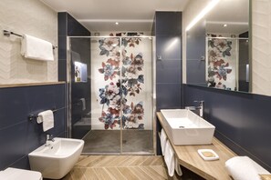 Deluxe Double Room, 1 Bedroom, Terrace, City View | Bathroom | Free toiletries, hair dryer, bathrobes - Hotel Baylle  (Cagliari)