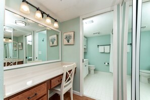 Combined shower/tub, hair dryer, towels