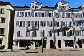 基本公寓, 1 張加大雙人床及 1 張梳化床 | 外觀