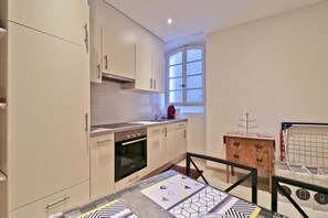 Basic-lejlighed - 1 queensize-seng med sovesofa | Privat køkken | Køleskab, ovn, kogeplade, opvaskemaskine