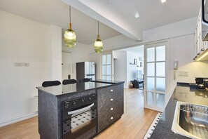 Refrigerador, microondas, horno, placa de cocina