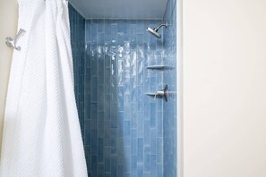 Baignoire, sèche-cheveux, serviettes fournies