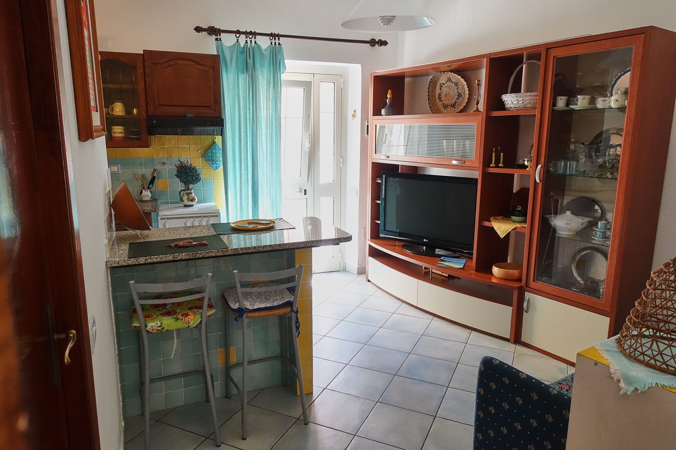 ثلاجة، مستلزمات طهي/أطباق/أوعية، مائدة طعام