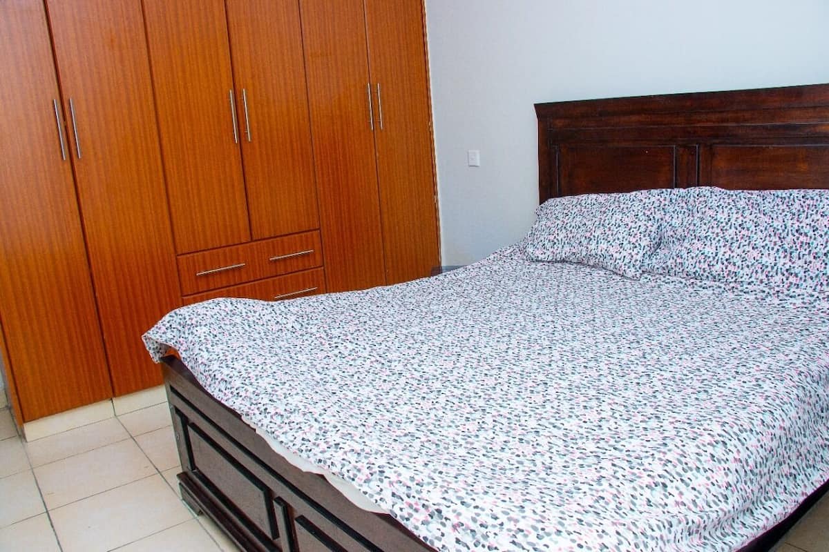 City Apartment, 4 Bedrooms | 4 bedrooms, iron/ironing board, free WiFi