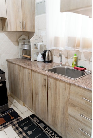 Appartement Luxe | Cuisine privée | Réfrigérateur, micro-ondes, batterie de cuisine, vaisselle et ustensiles