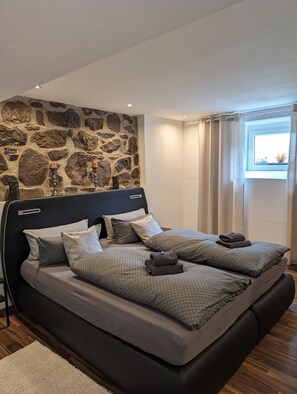2 bedrooms, soundproofing, iron/ironing board, free WiFi