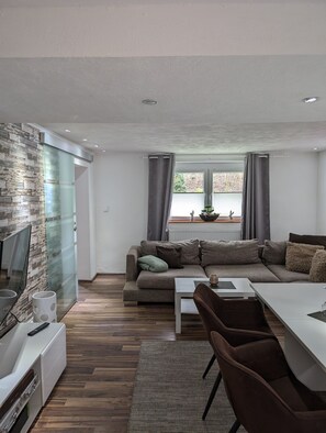 Smart TV, fireplace, stereo