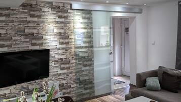 Een smart-tv, een open haard en een stereo