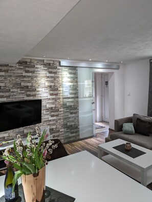 Smart-TV, Kamin, Stereoanlage