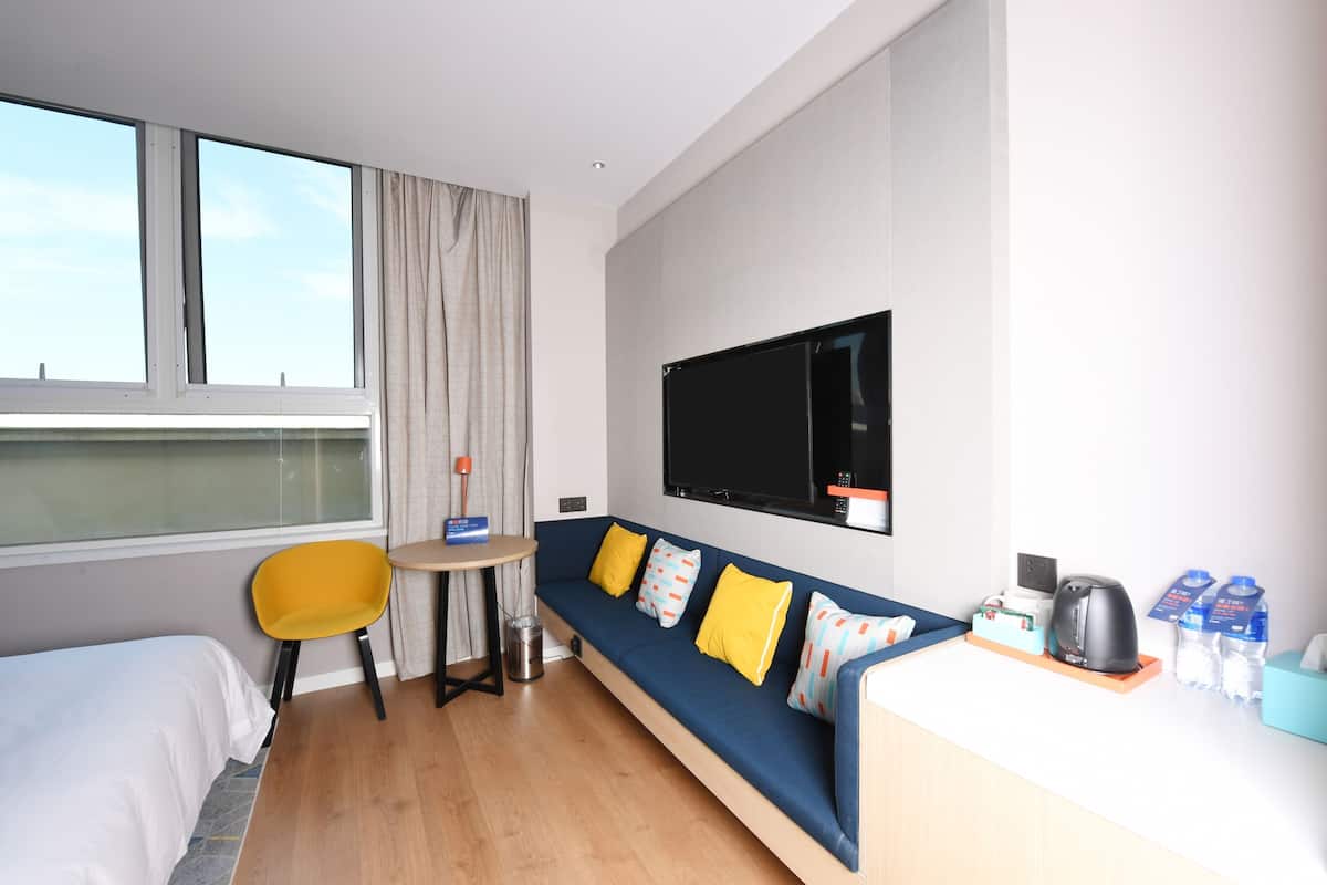 Standard Room, 1 King Bed, City View | 1 bedroom, in-room safe, desk, blackout drapes