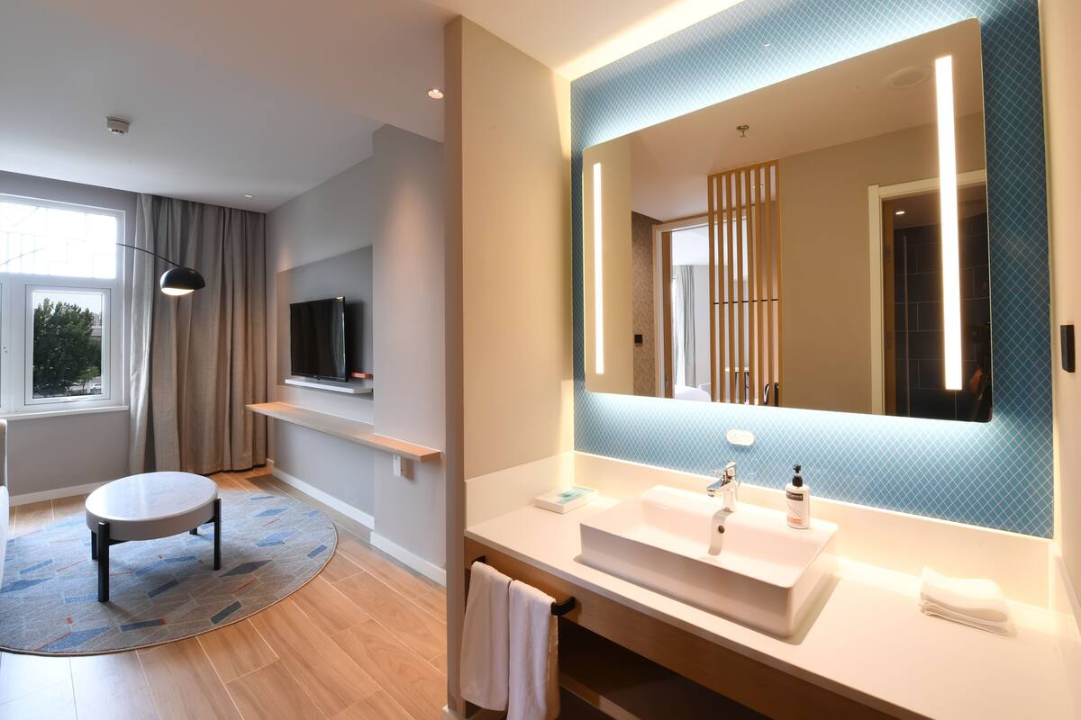 Standard Room, 1 King Bed, City View | 1 bedroom, in-room safe, desk, blackout drapes
