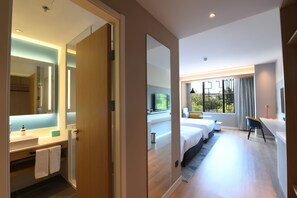 Habitación estándar, 2 camas individuales, vistas a la ciudad | 1 dormitorio, caja fuerte, escritorio y cortinas opacas