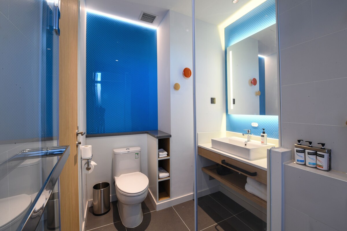 Standard Room, 1 King Bed | 1 bedroom, in-room safe, desk, blackout drapes