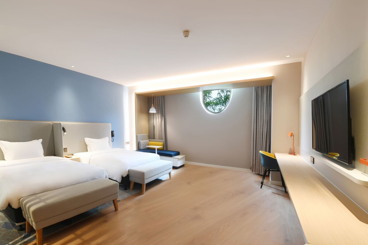 Standard Room, 2 Twin Beds (Extra Floor Space) | 1 bedroom, in-room safe, desk, blackout drapes