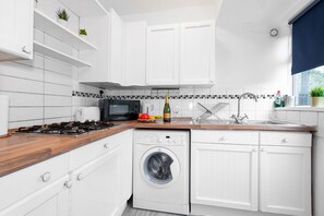 Microwave, oven, stovetop, toaster - Stylish Three Bedroom House With Garden in Birmingham Suburb (Birmingham)