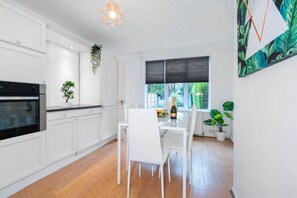 House (3 Bedrooms) | Dining room - Stylish Three Bedroom House With Garden in Birmingham Suburb (Birmingham)