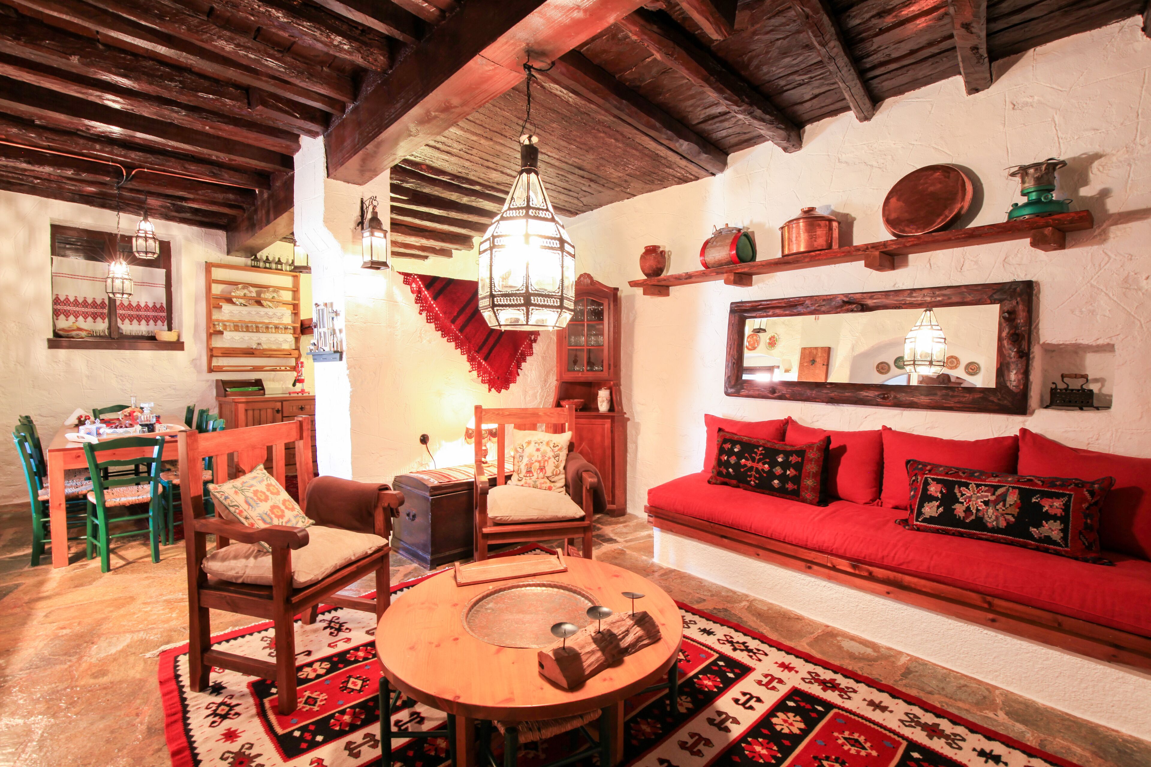 Villa tradicional | Área de sala de estar | Televisión de pantalla plana de 30 pulgadas con canales digitales 