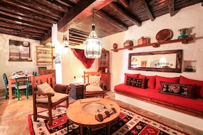 Villa tradicional | Área de sala de estar | Televisión de pantalla plana de 30 pulgadas con canales digitales