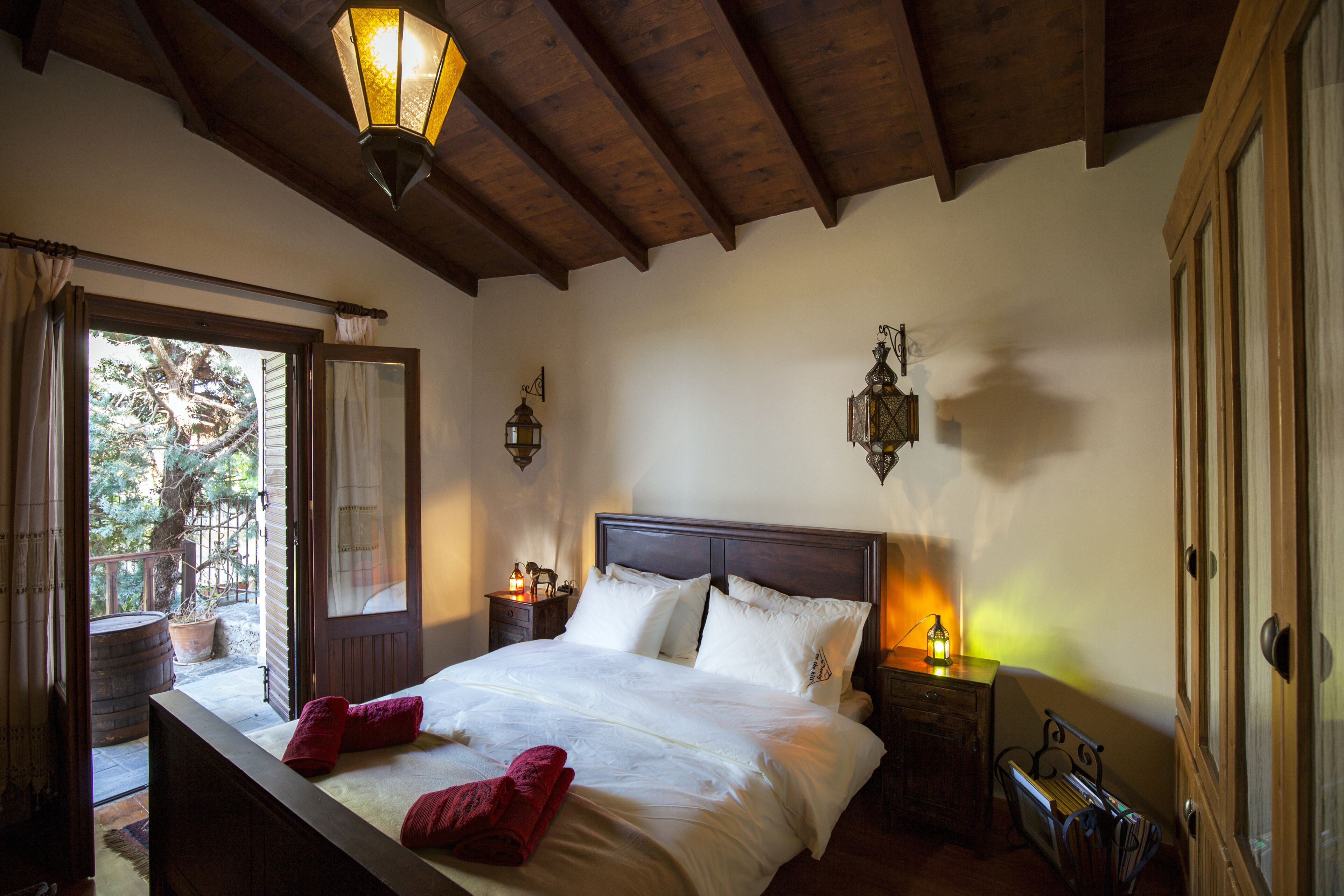 Tabla de planchar con plancha y ropa de cama 