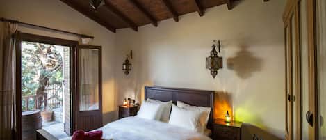 Iron/ironing board, bed sheets