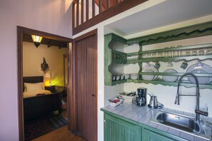 Réfrigérateur, four, machine à expresso, bouilloire électrique