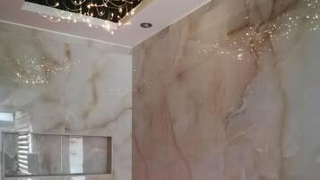 Royal Double or Twin Room | Bathroom | Shower, towels