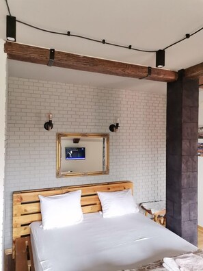 Hypo-allergenic bedding, memory-foam beds, desk, soundproofing - Airport Apartments (Belgrade)
