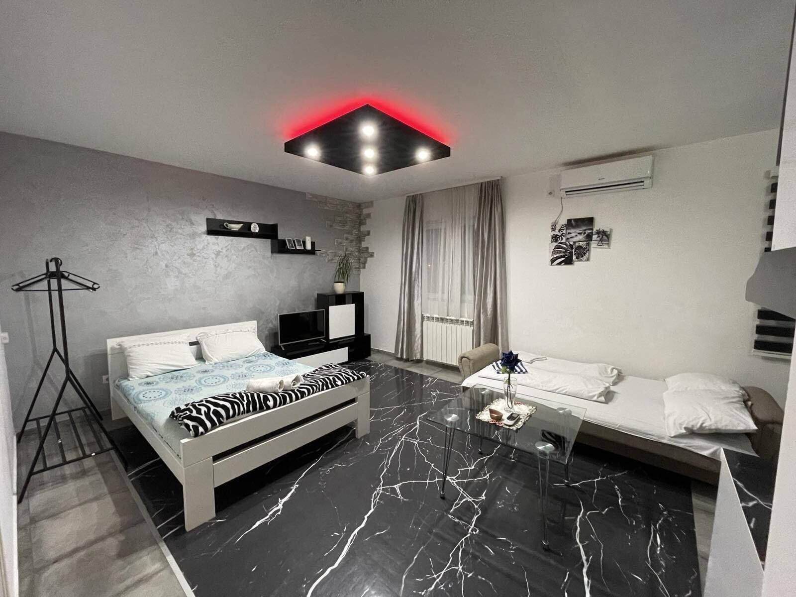 ملاءات للفراش لا تسبب الحساسية وأسرّة بإسفنج يتكيف مع شكل الجسم ومكتب