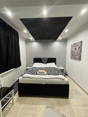 Hypo-allergenic bedding, memory-foam beds, desk, soundproofing - Airport Apartments (Belgrade)