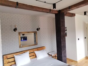 Hypo-allergenic bedding, memory-foam beds, desk, soundproofing - Airport Apartments (Belgrade)