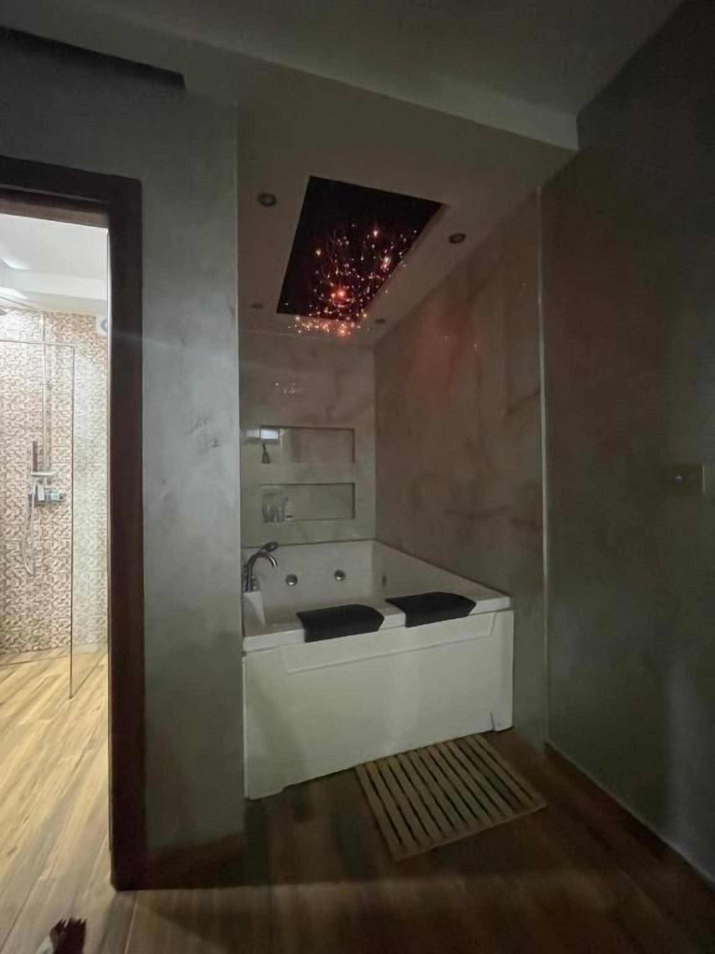 Royal Double or Twin Room | Bathroom | Shower, towels