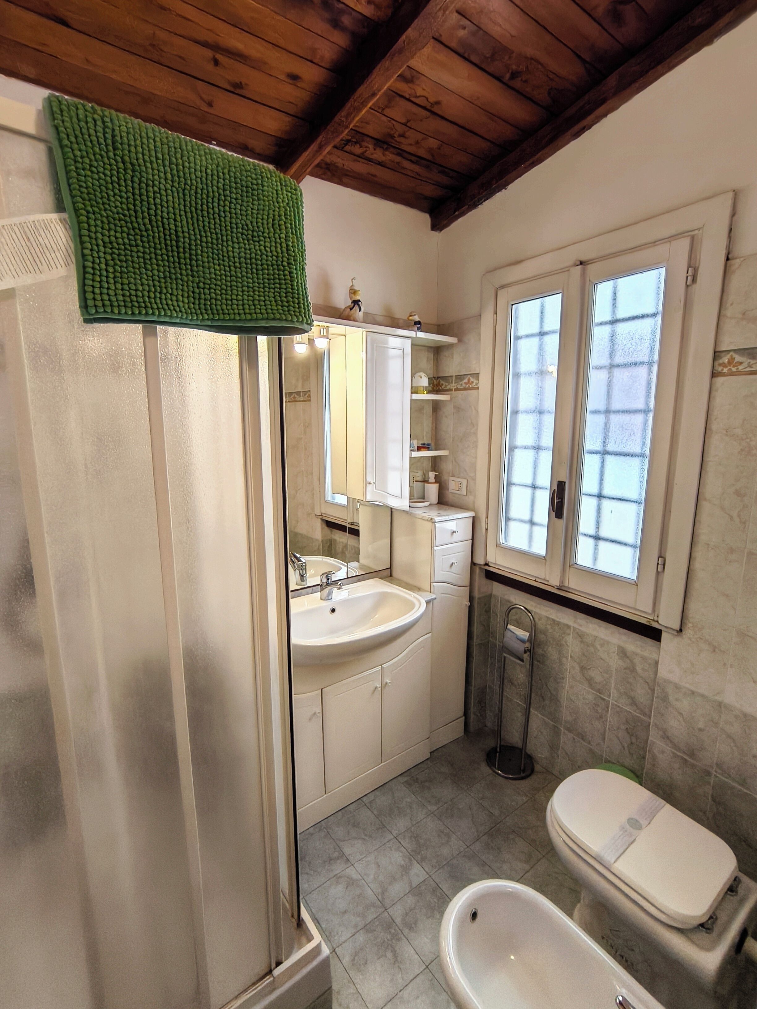 Doccia, asciugacapelli, bidet, asciugamani