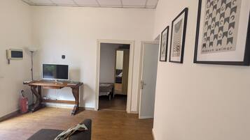 Fernseher, DVD-Player, Bücher