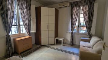 Fernseher, DVD-Player, Bücher