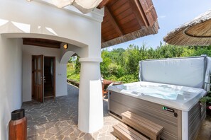 Outdoor spa tub - Wellness Vineyard Cottage Cuk (Lendava)