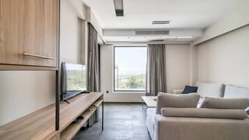 Familienhaus, Mehrere Schlafzimmer, 2 Bäder (Serenity Suites Sea View 1) | Wohnbereich | Fernseher