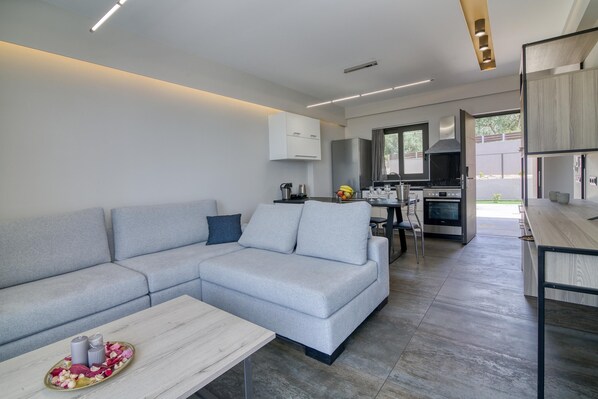 Casa familiar, varias habitaciones, 2 baños (Serenity Suites Sea View 1) | Área de sala de estar | Televisión 