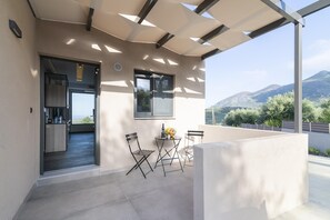 Family House, 2 Bedrooms, 2 Bathrooms (Serenity Suites Sea View 1) | Outdoor dining