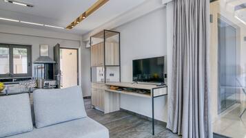 Rumah Keluarga, beberapa kamar, 2 kamar mandi (Serenity Suites Sea View 1) | Area keluarga | TV