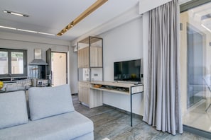 Familienhaus, Mehrere Schlafzimmer, 2 Bäder (Serenity Suites Sea View 1) | Wohnbereich | Fernseher