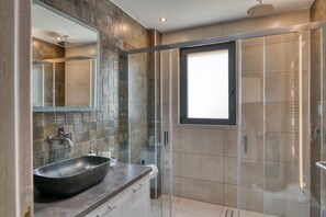 Casa familiar, varias habitaciones, 2 baños (Serenity Suites Sea View 1) | Baño | Tina con regadera, toallas, jabón, shampoo 