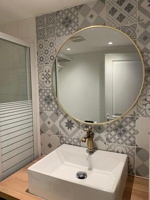 تجهيزات دش، مجففات شعر، مناشف، صابون