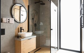 Suite | Badezimmer | Dusche, Regendusche, kostenlose Toilettenartikel, Haartrockner
