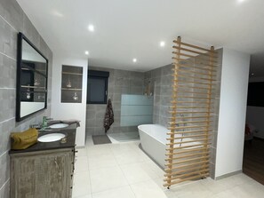 Badewanne, Haartrockner, Seife, Shampoo