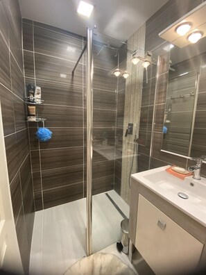Dusche, Haartrockner, Toilettenpapier
