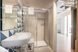 Douche, sèche-cheveux, bidet, serviettes fournies